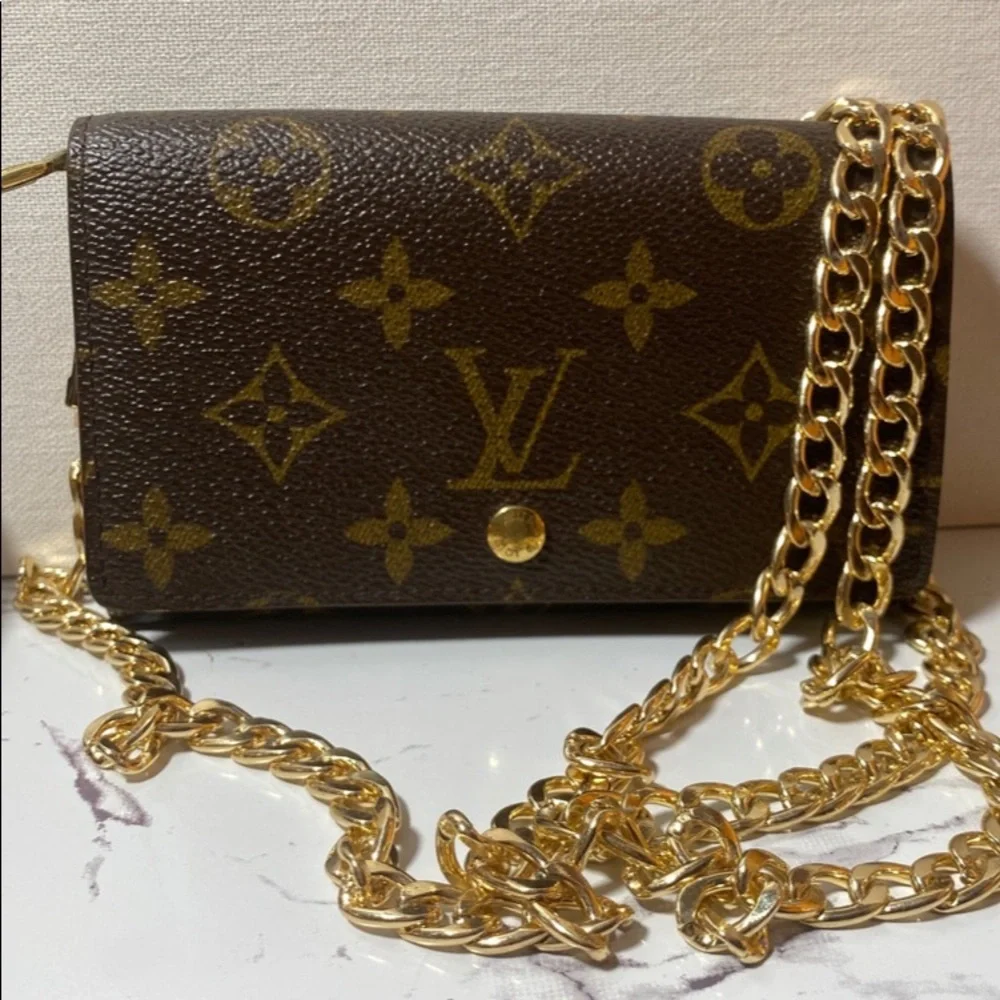 SOLDAuthentic Louis Vuitton Monogram Bifold Zippy Wallet
